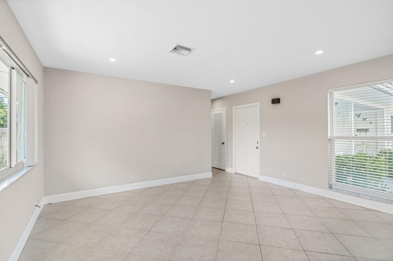 541 Ne 44th St Apt C - Photo 2 of 15