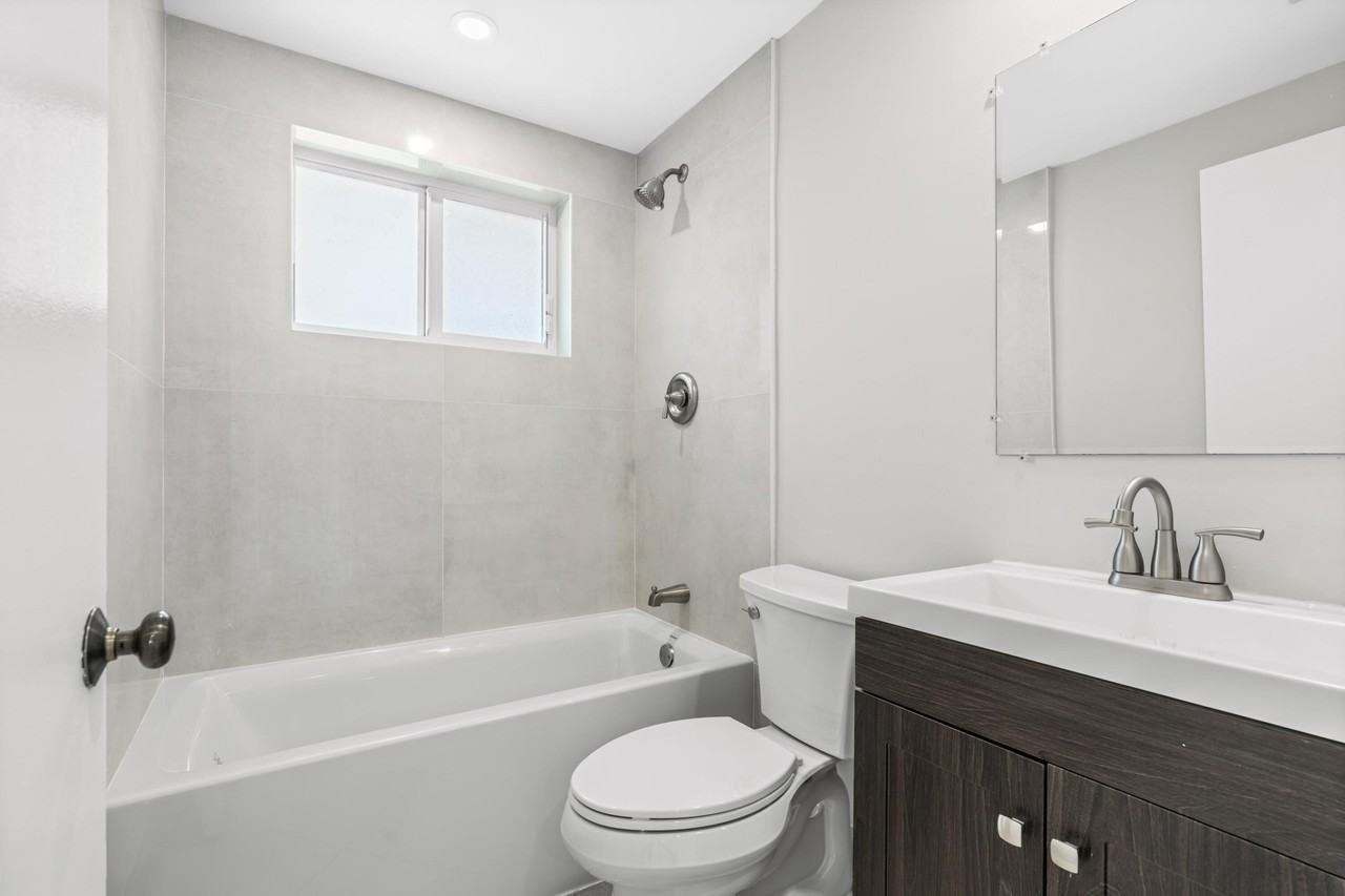 541 Ne 44th St Apt C - Photo 4 of 15