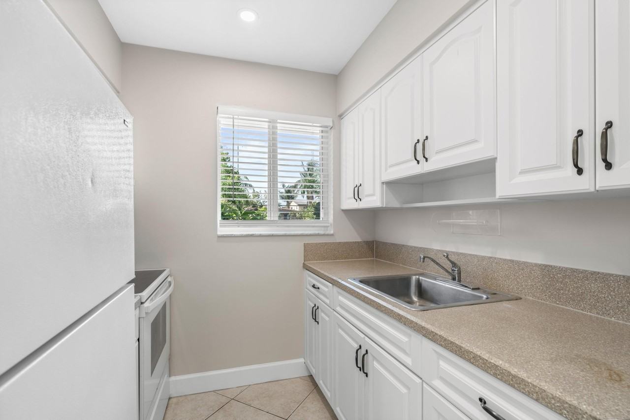 541 Ne 44th St Apt C - Photo 6 of 15