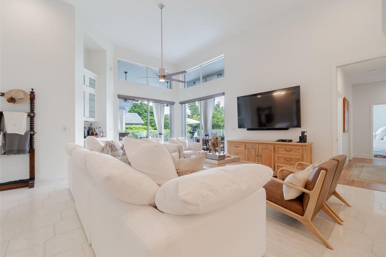 1907 S Club Dr - Photo 4 of 39