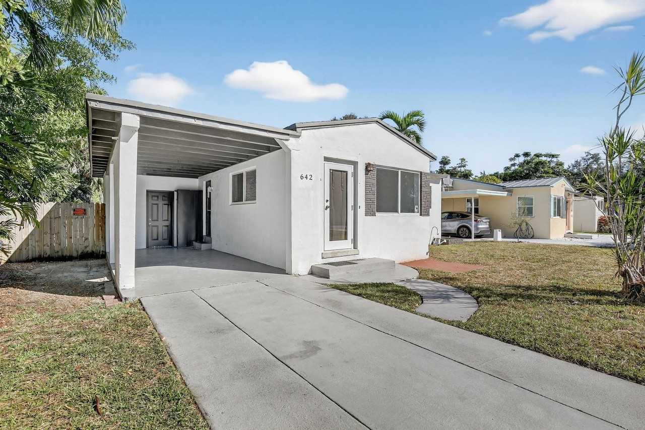 642 Sw 11th St - Photo 2 of 2