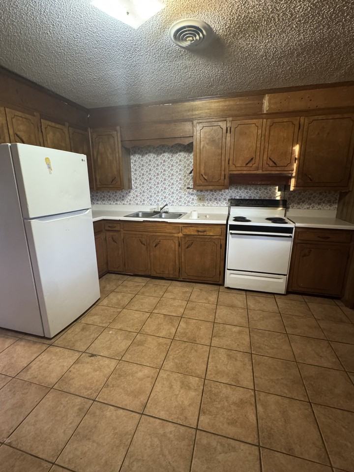 1206 Rosewood Dr #1 - Photo 4 of 10