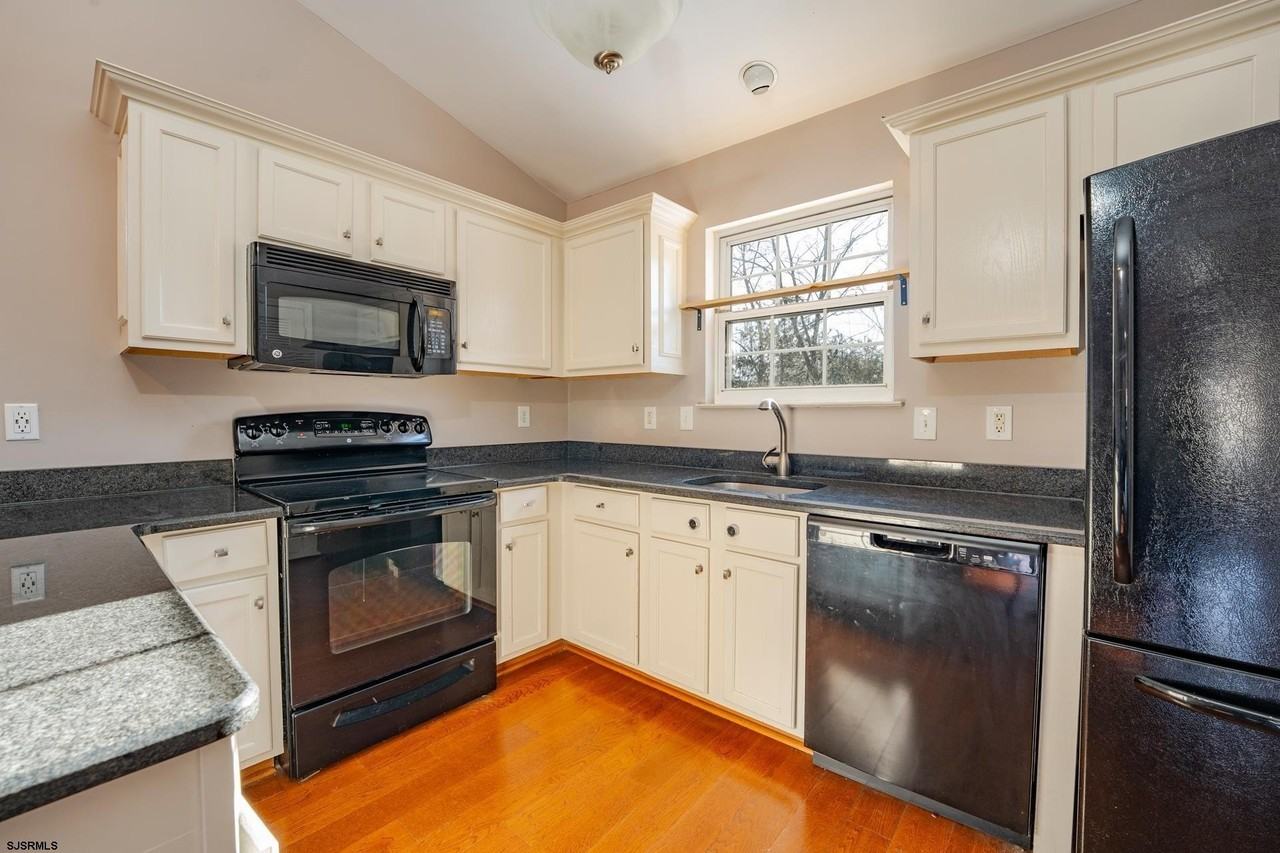 558 Linden Ave - Photo 3 of 15