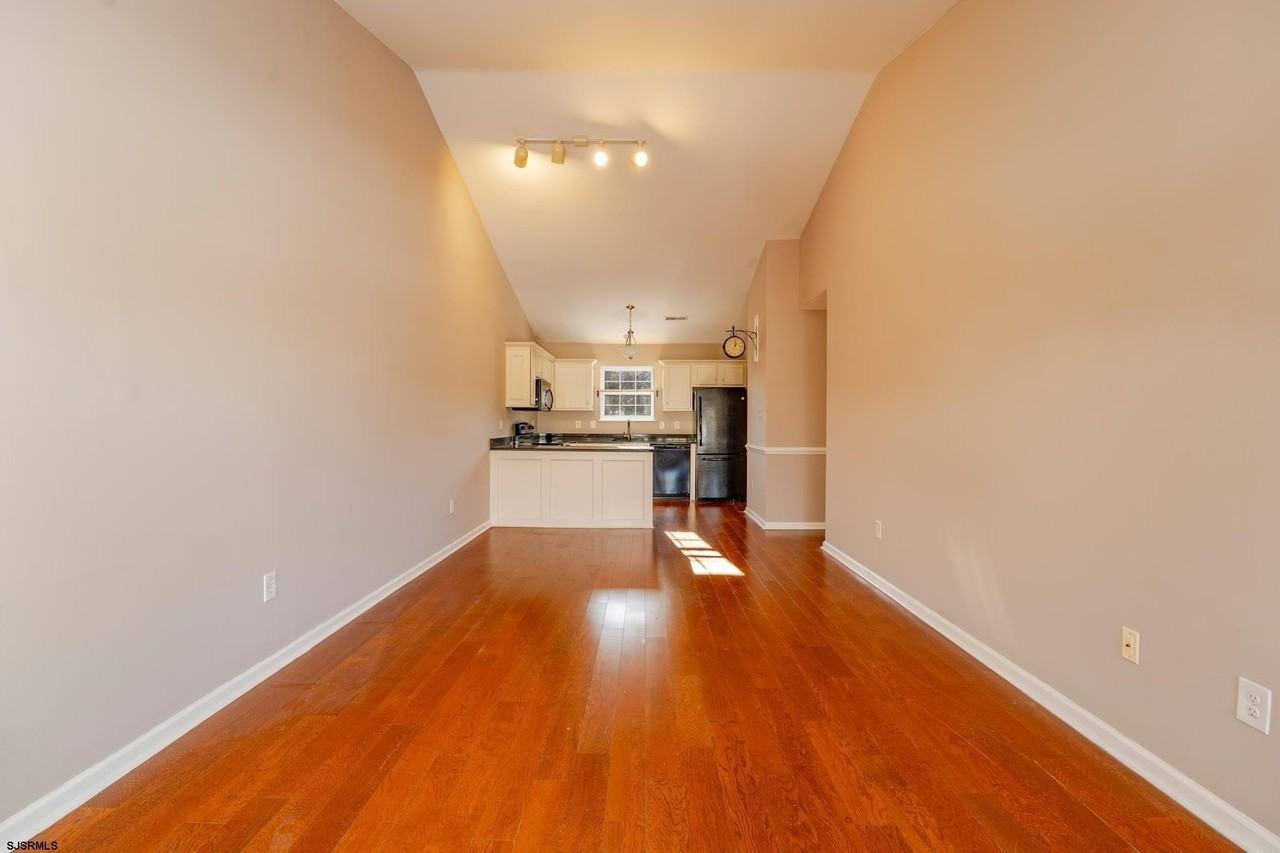 558 Linden Ave - Photo 5 of 15