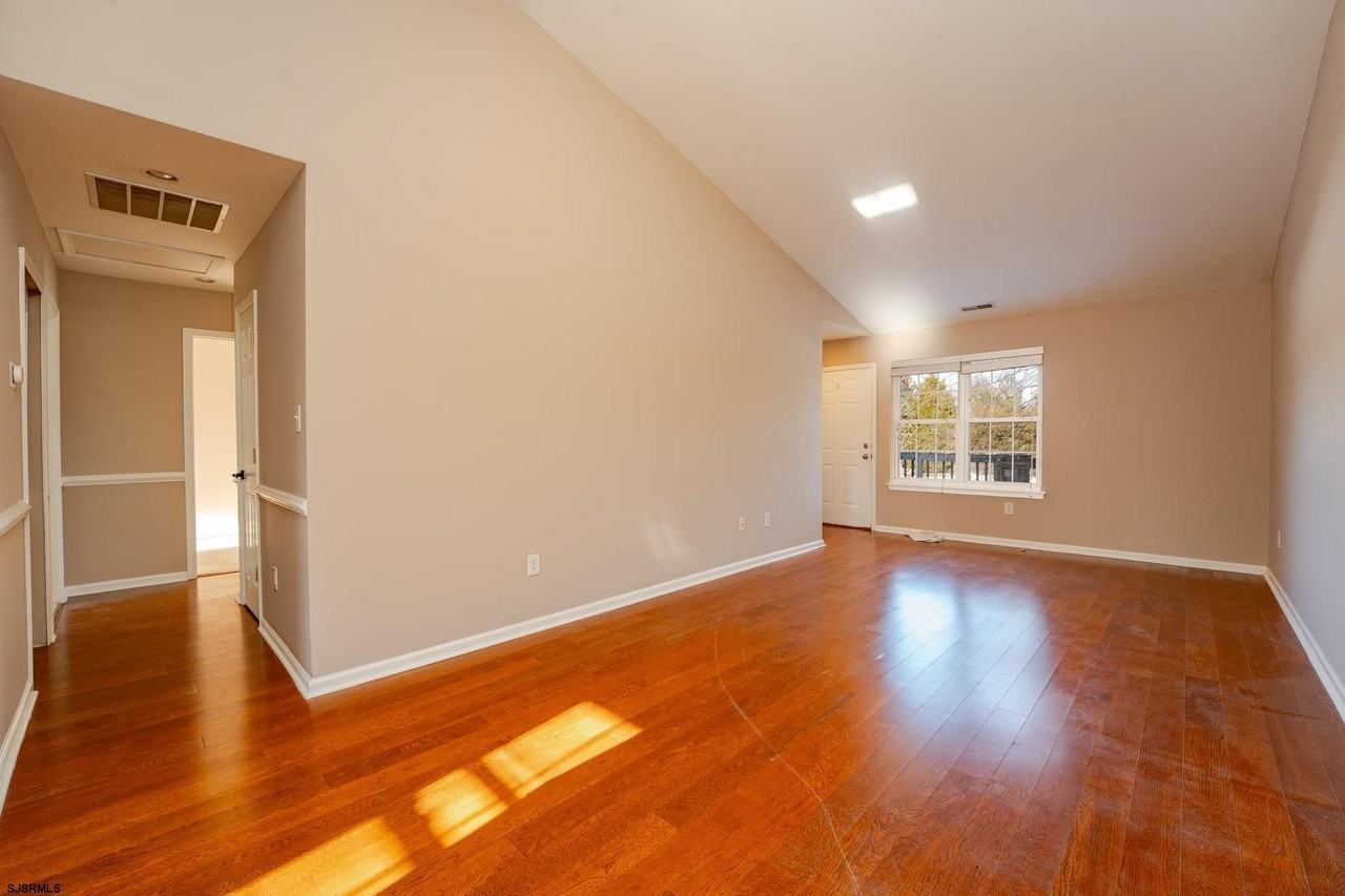 558 Linden Ave - Photo 6 of 15