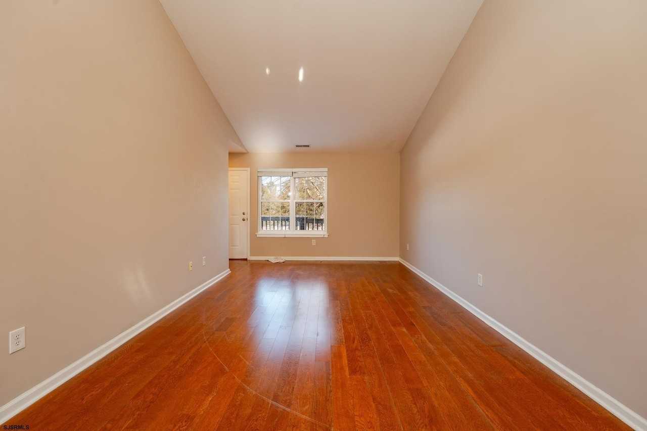 558 Linden Ave - Photo 7 of 15