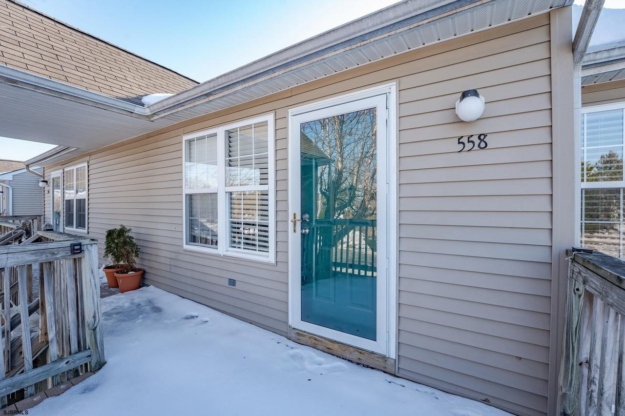 558 Linden Ave - Photo 2 of 15