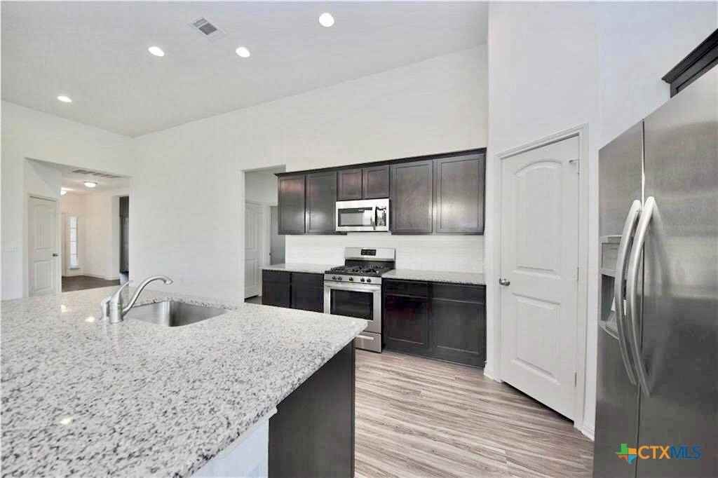 16829 Aventura Ave - Photo 5 of 34