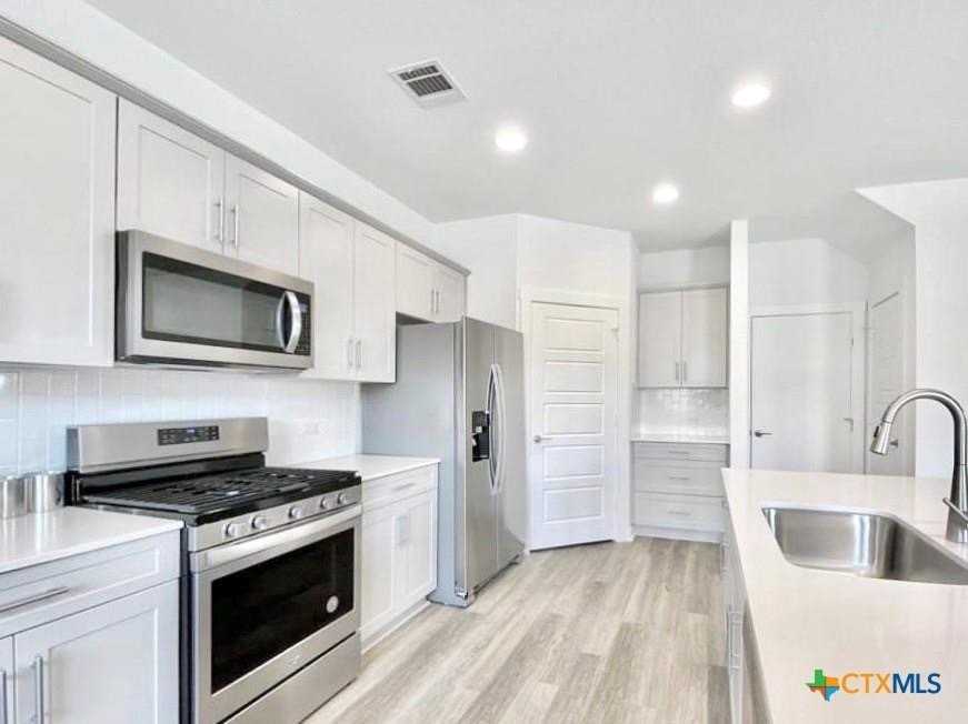 1861 Bonham Ln - Photo 7 of 32