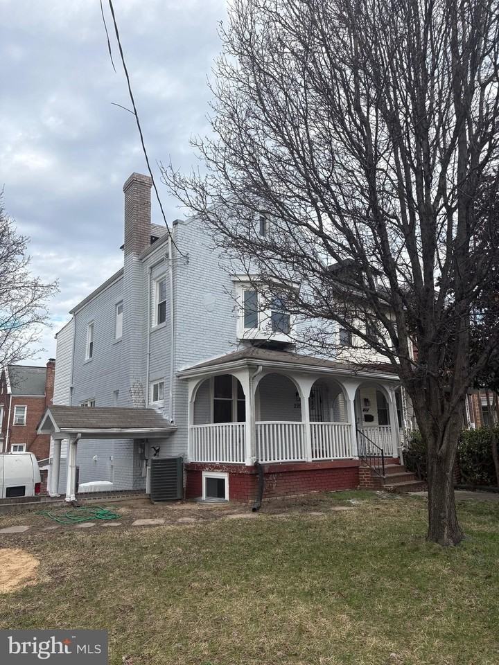 225 Missouri Ave Nw - Photo 2 of 33