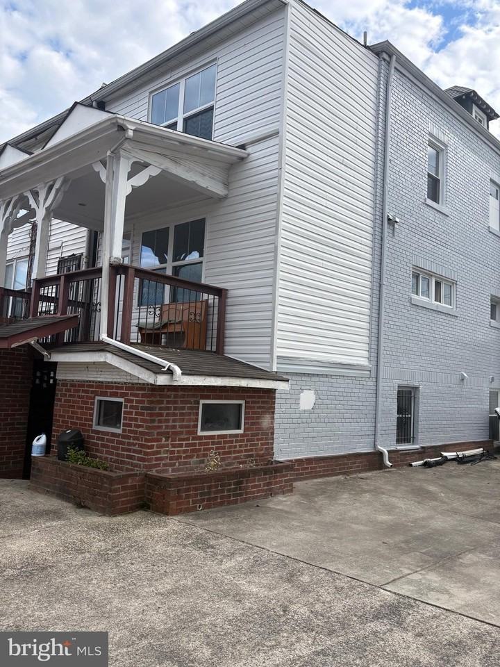 225 Missouri Ave Nw - Photo 4 of 33