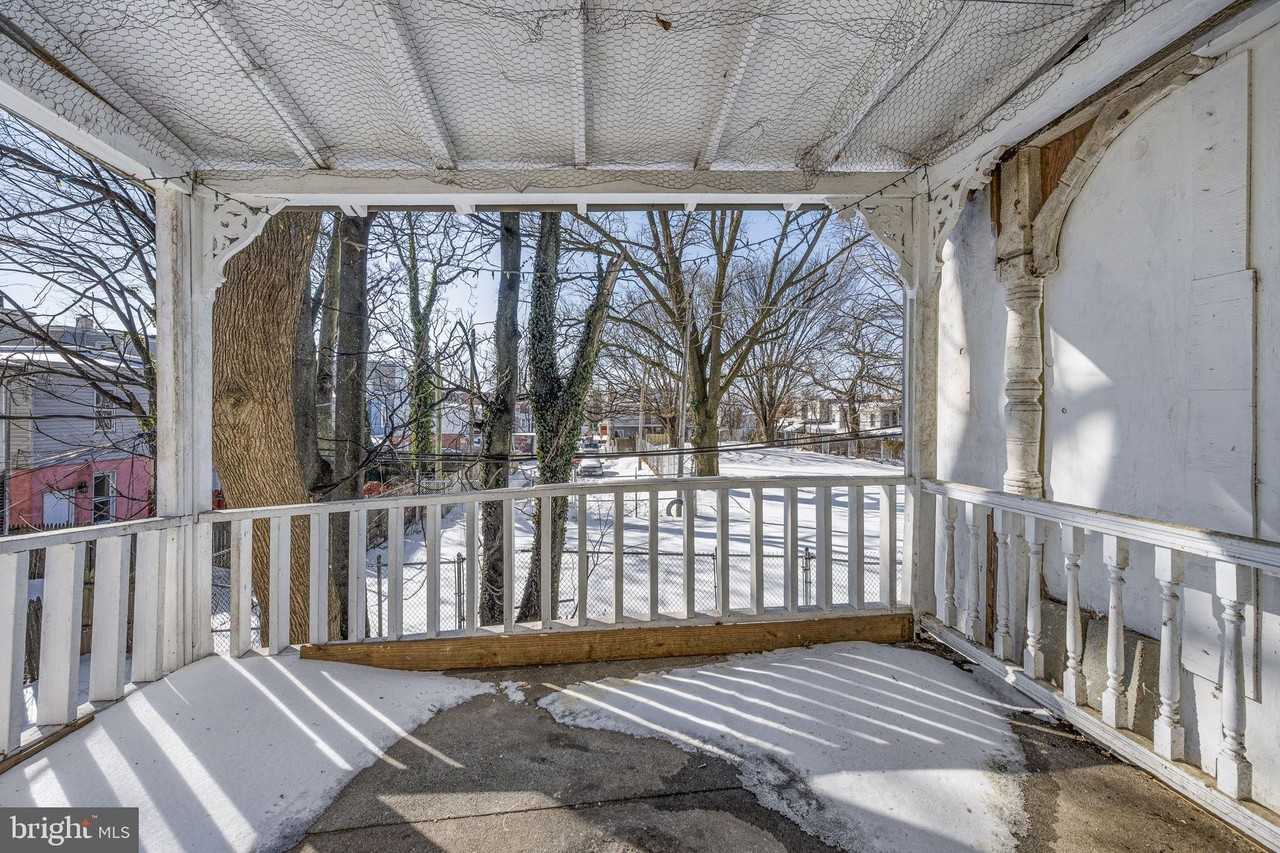 1402 W 3rd St - Photo 2 of 19