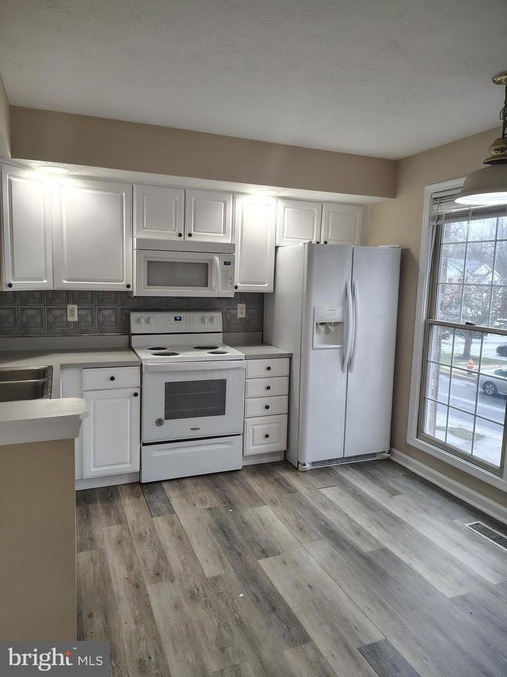 437 Woodhill Dr - Photo 3 of 27