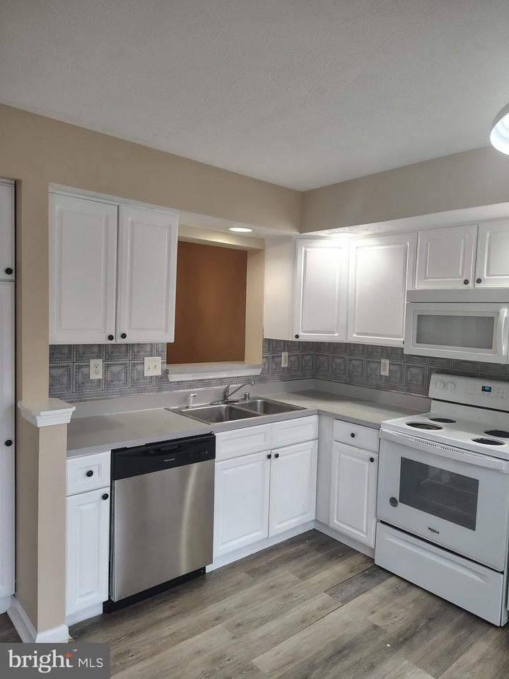 437 Woodhill Dr - Photo 4 of 27