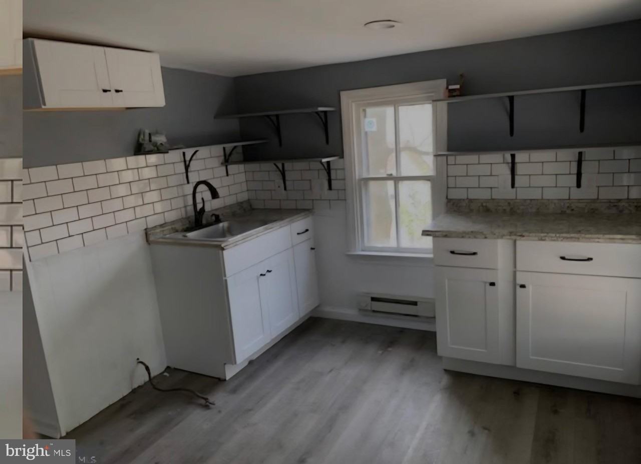 365 N Evans St - Photo 3 of 5