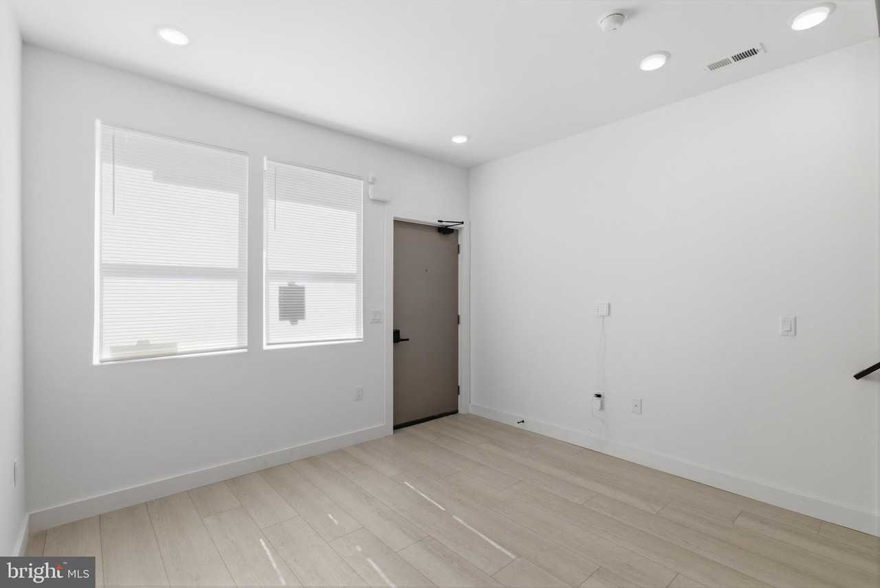 1005 W Orleans St - Photo 6 of 25