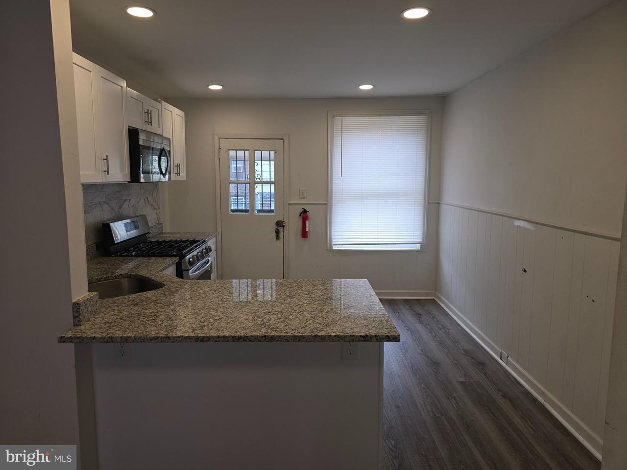 158 Rosemar St - Photo 3 of 12