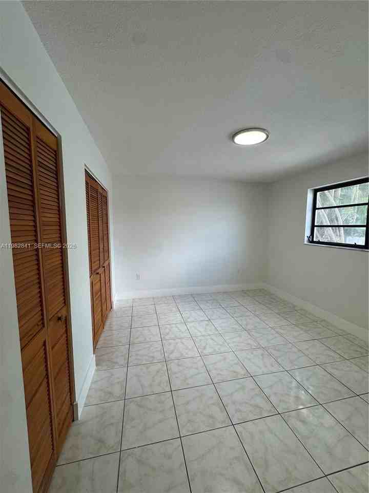 1107 Nw 30th Ave - Photo 2 of 8