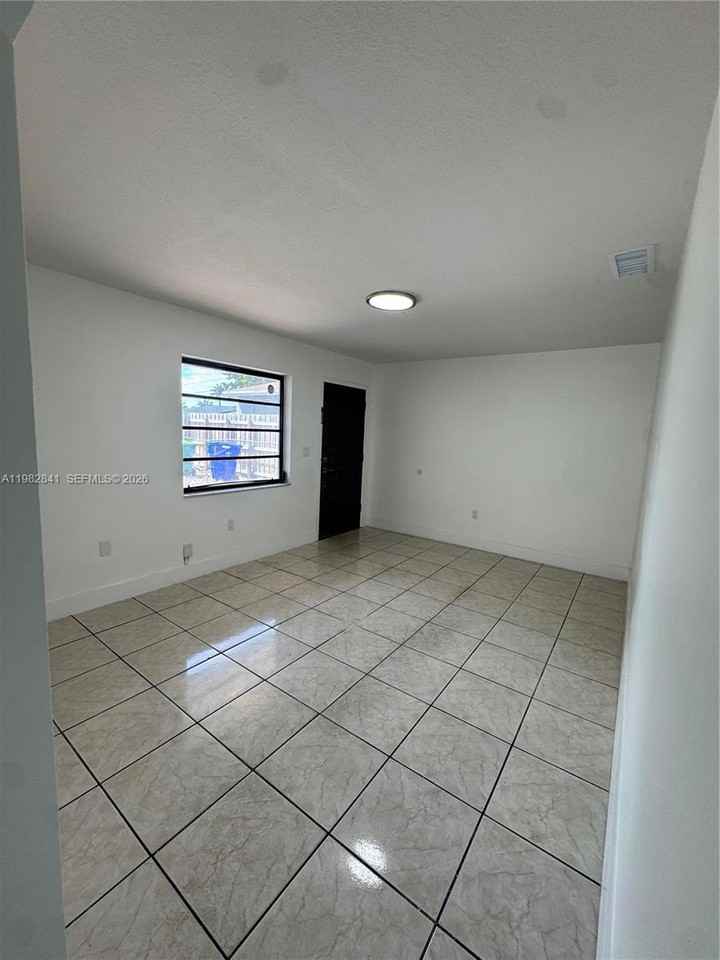 1107 Nw 30th Ave - Photo 3 of 8