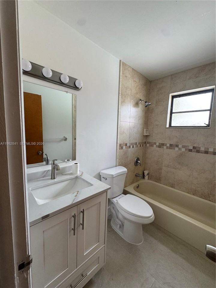 1107 Nw 30th Ave - Photo 4 of 8