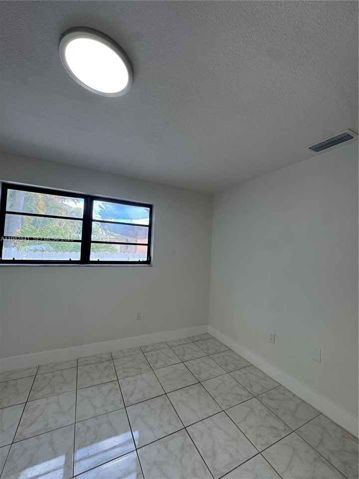 1107 Nw 30th Ave - Photo 5 of 8