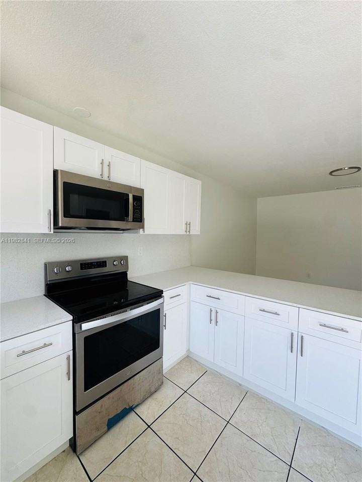 1107 Nw 30th Ave - Photo 7 of 8