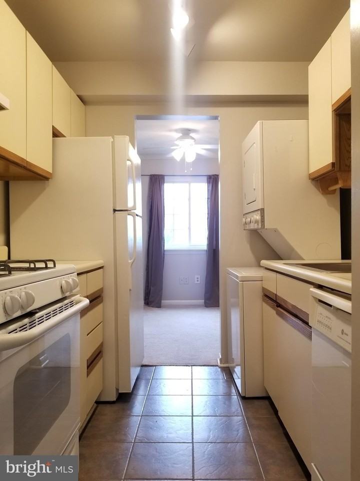 1543 Colonial Dr Apt 201 - Photo 2 of 8