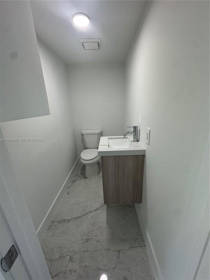 157 Ne 12th Ave - Photo 2 of 8