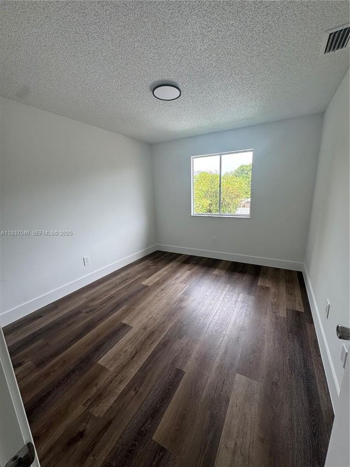 157 Ne 12th Ave - Photo 3 of 8