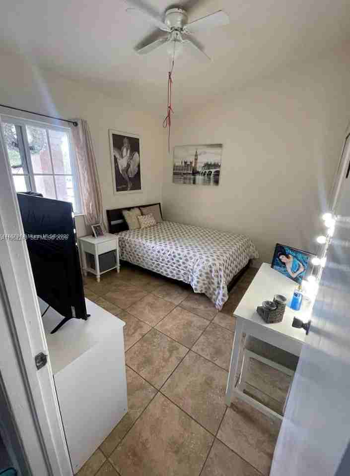 1270 Se 31st Ct #205 - Photo 5 of 8