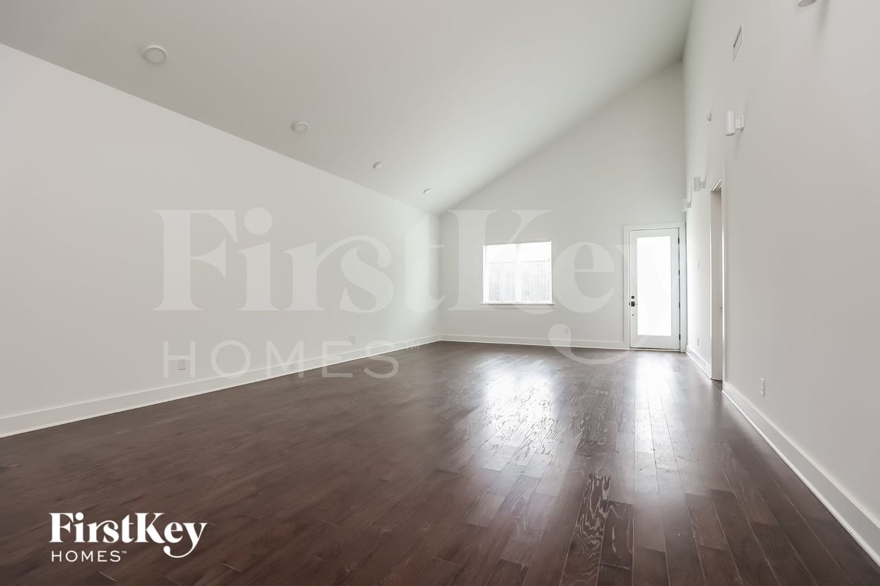 109 Clubhouse Bay - Photo 3 of 15