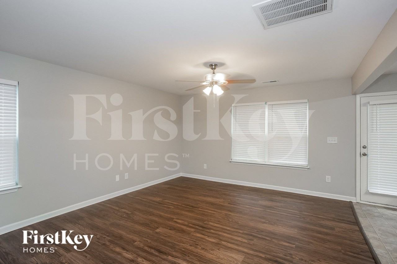 4944 Rockwood Rd - Photo 5 of 15