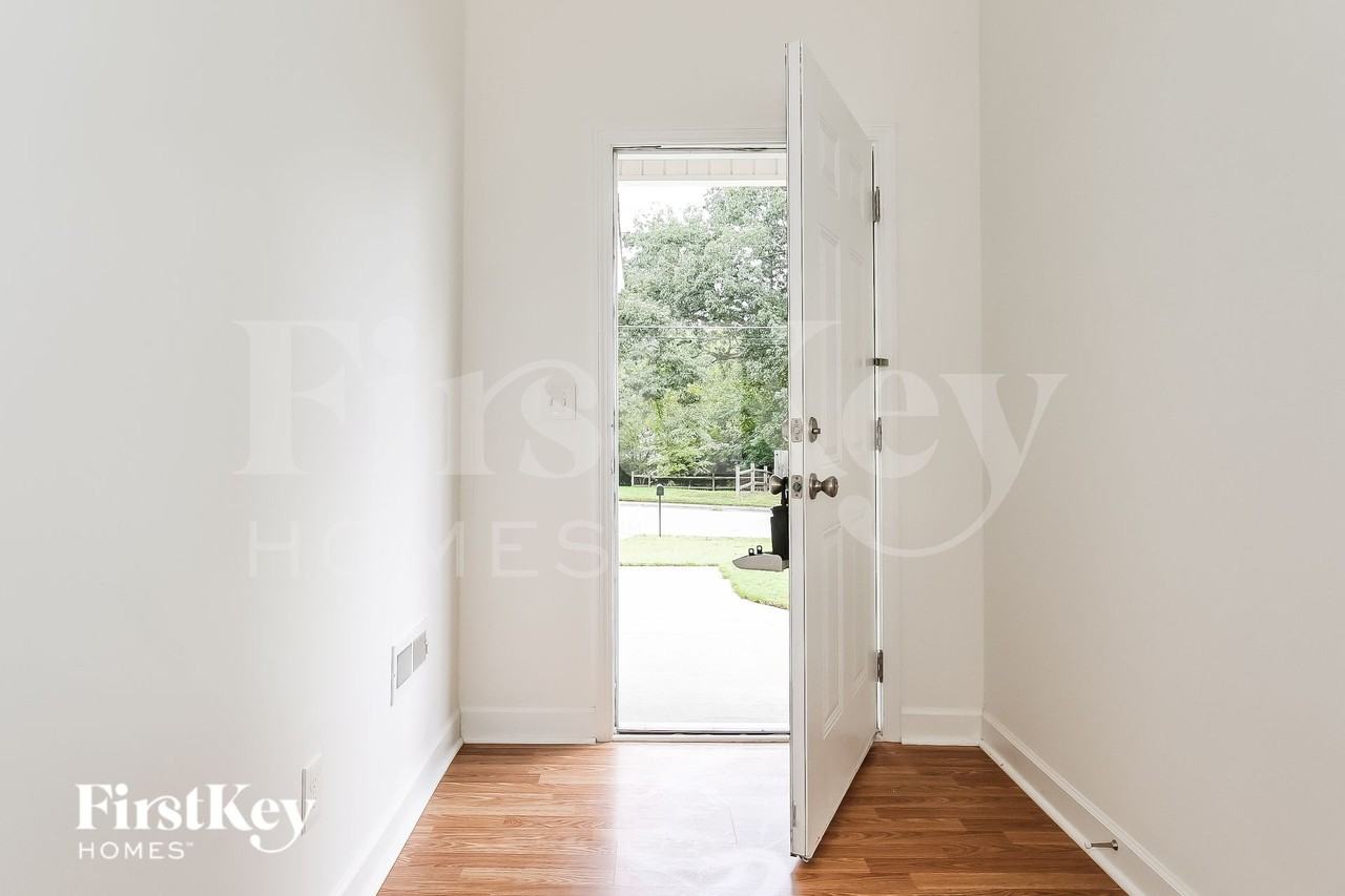 1814 Yarborough Dr - Photo 3 of 16