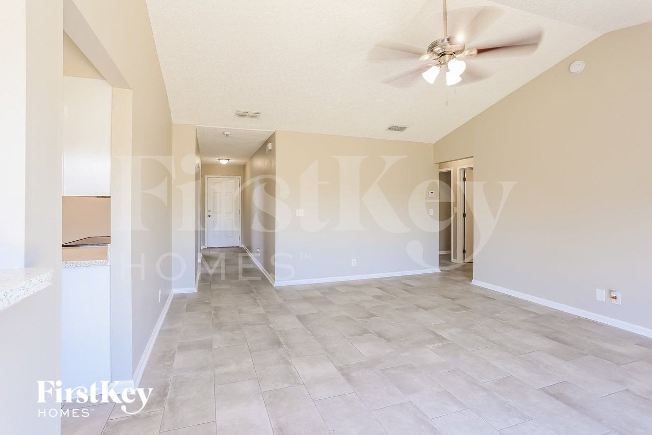 323 Hickory Hollow Dr N - Photo 3 of 15