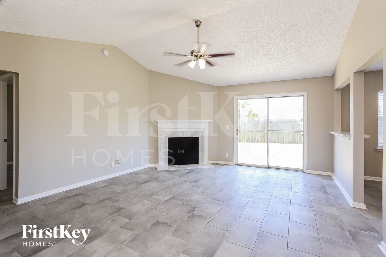 323 Hickory Hollow Dr N - Photo 4 of 15