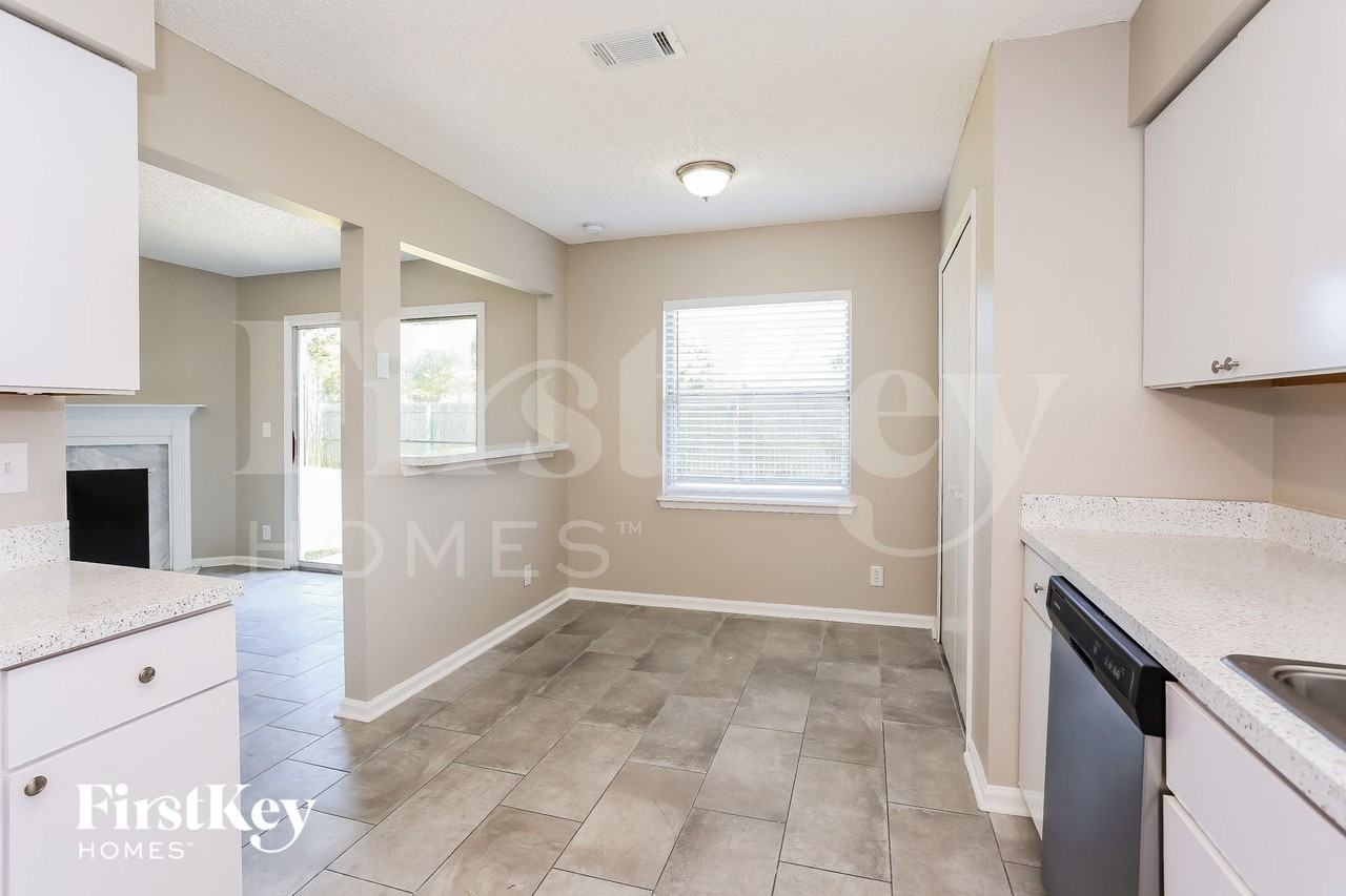 323 Hickory Hollow Dr N - Photo 5 of 15