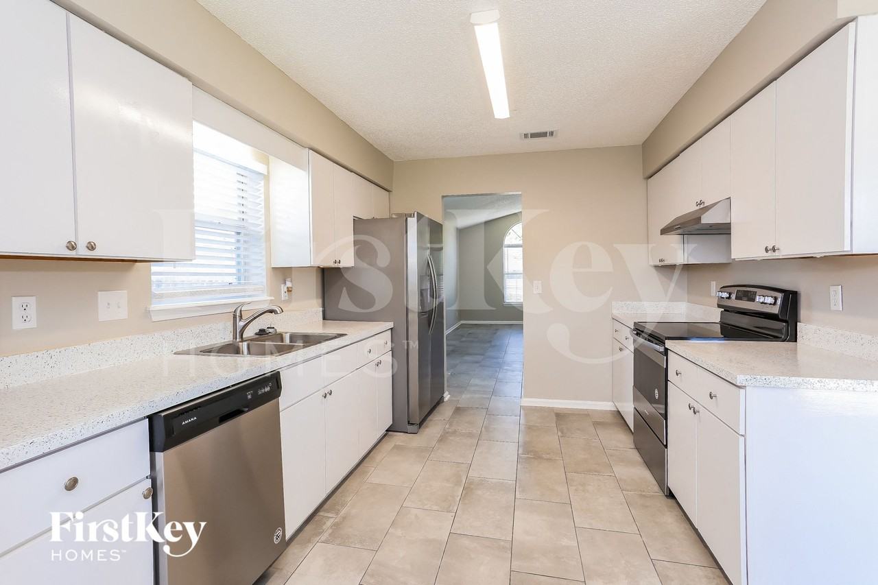 323 Hickory Hollow Dr N - Photo 6 of 15