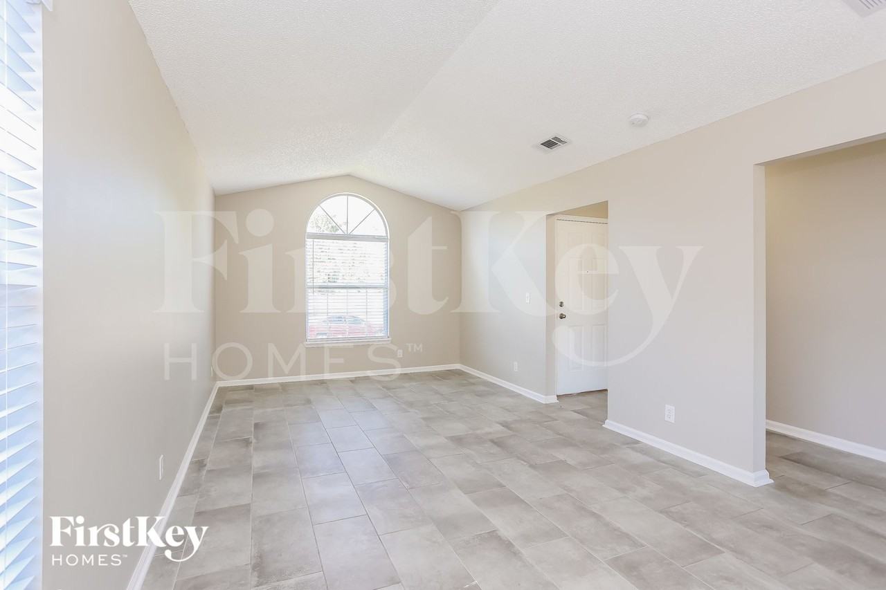 323 Hickory Hollow Dr N - Photo 7 of 15