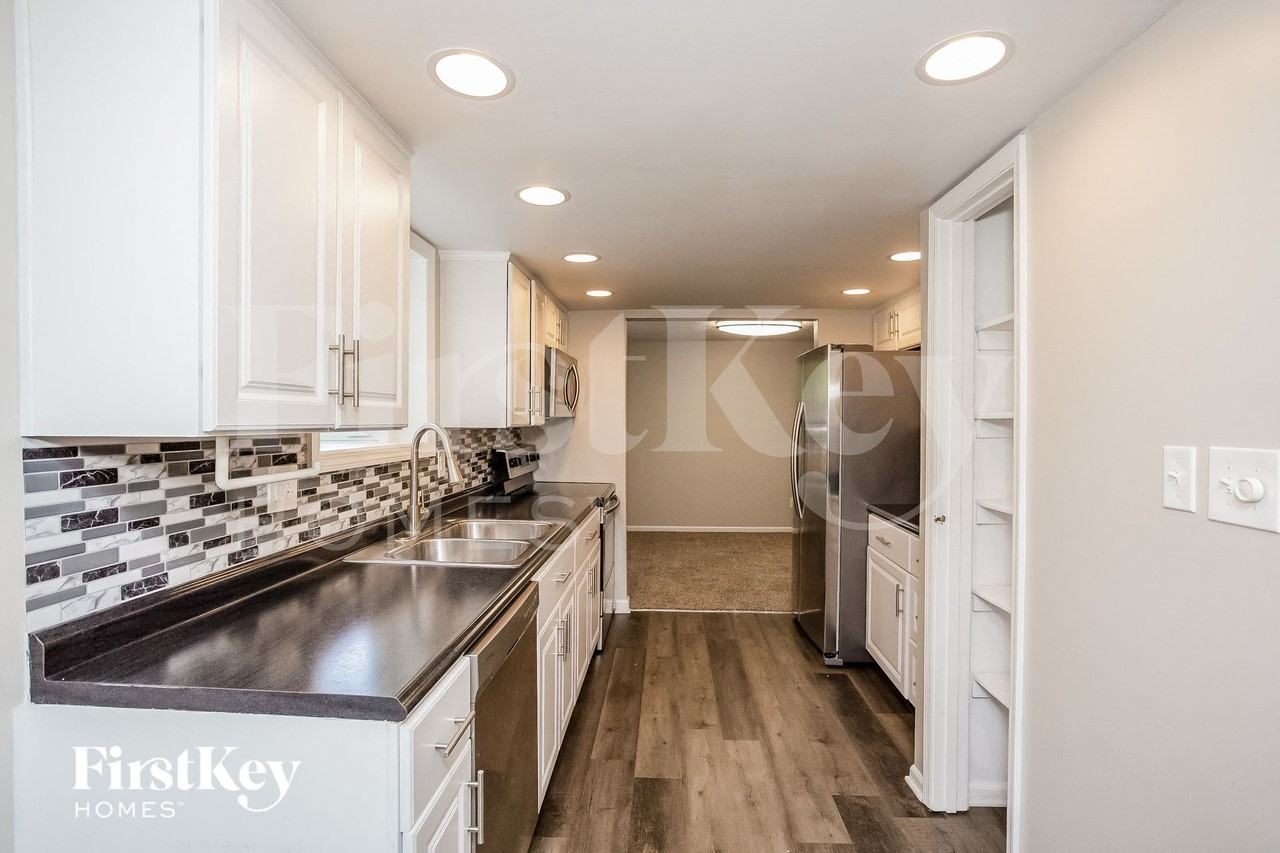 8053 Harvest Ln - Photo 4 of 15