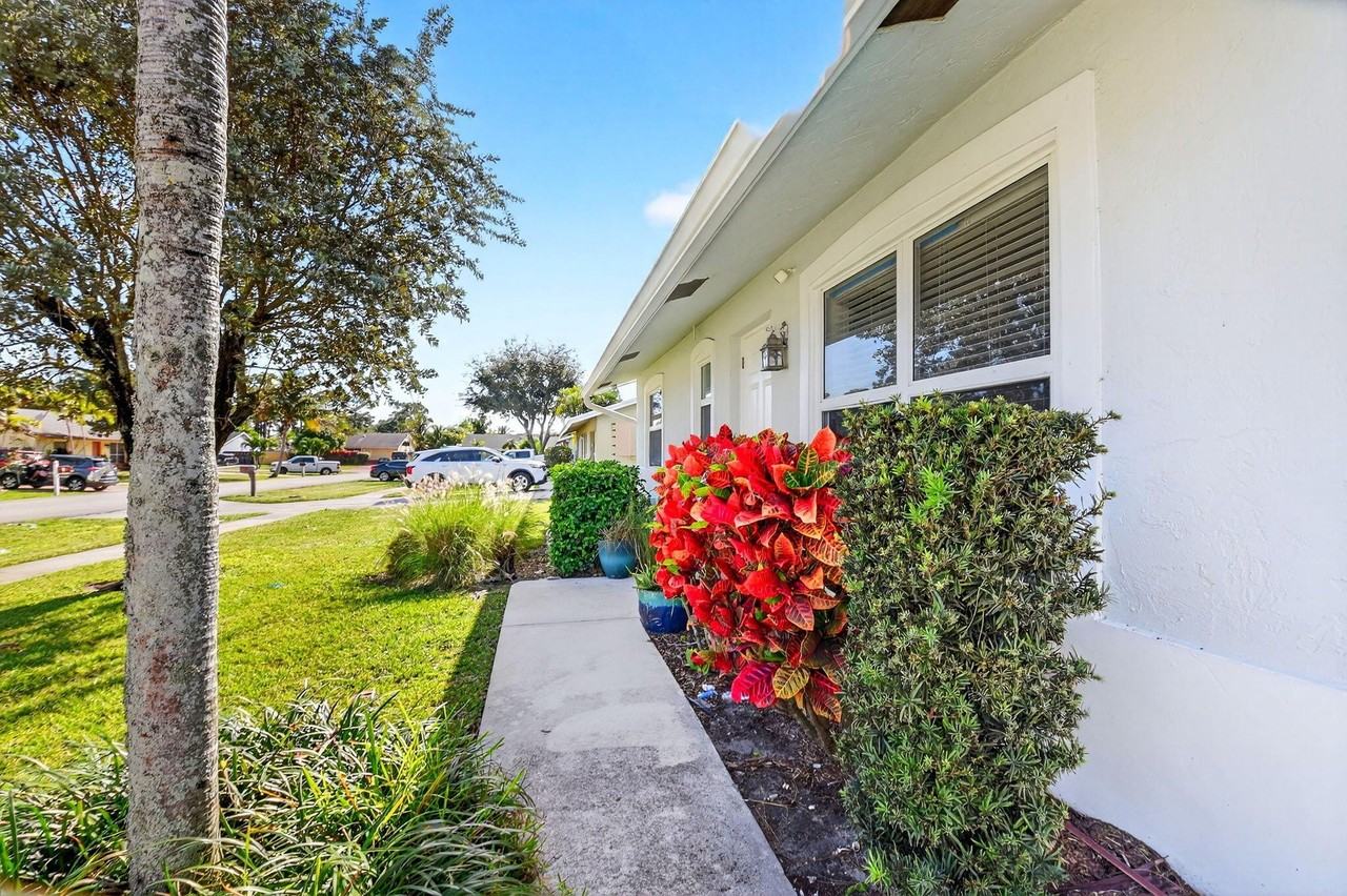 4896 Neros Cir - Photo 4 of 48