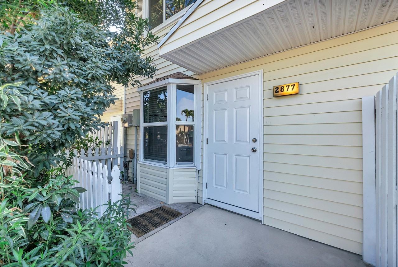 2877 Ne 15th St - Photo 3 of 17