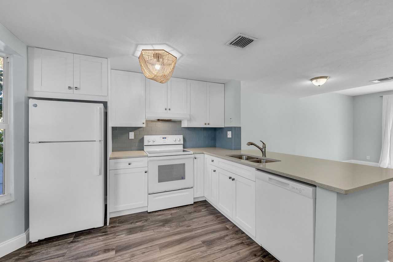 2877 Ne 15th St - Photo 4 of 17