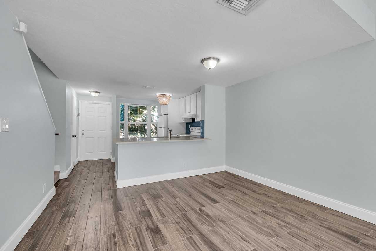 2877 Ne 15th St - Photo 5 of 17