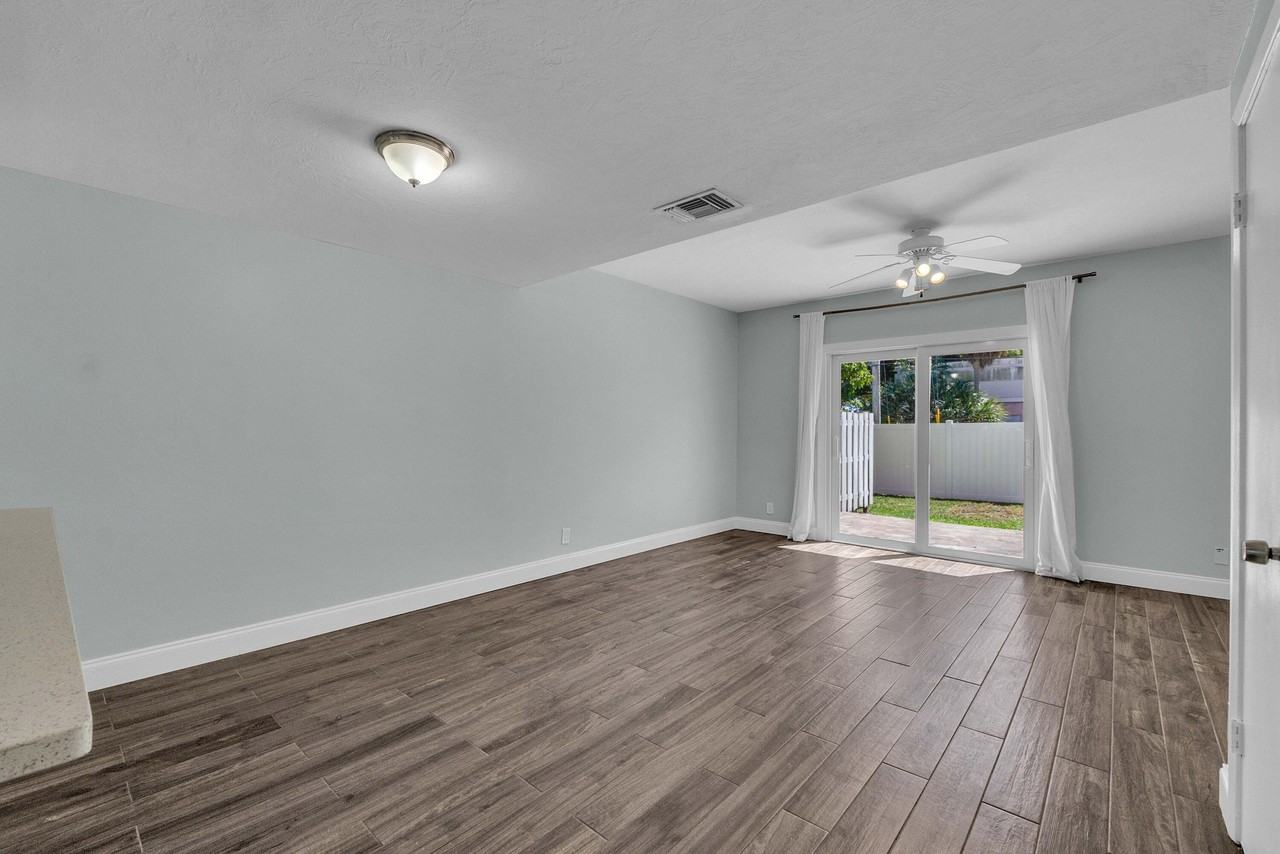 2877 Ne 15th St - Photo 6 of 17