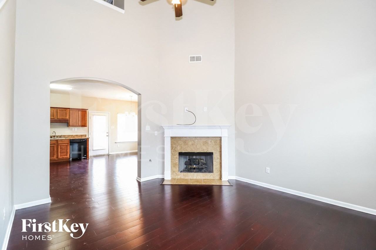 4160 Bedford Valley Ln - Photo 3 of 15