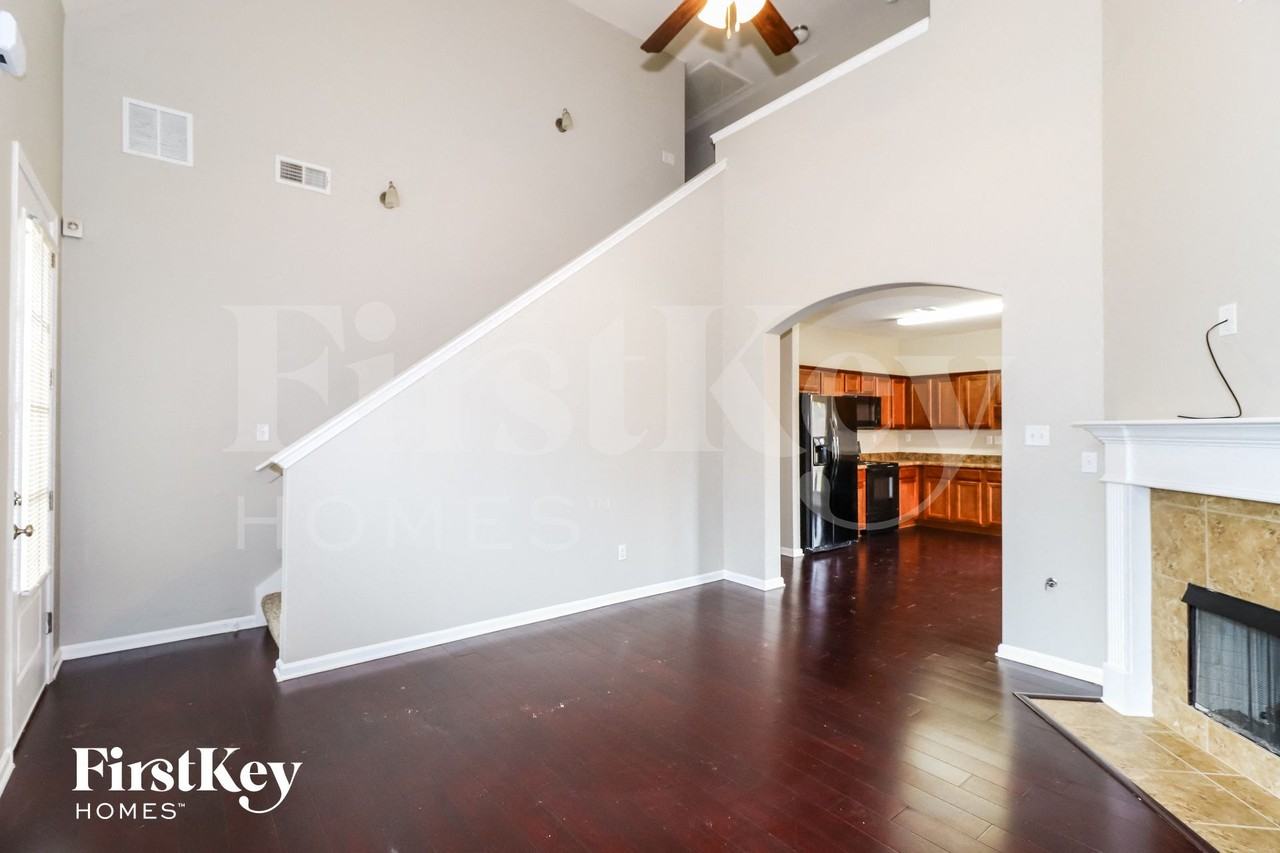 4160 Bedford Valley Ln - Photo 4 of 15