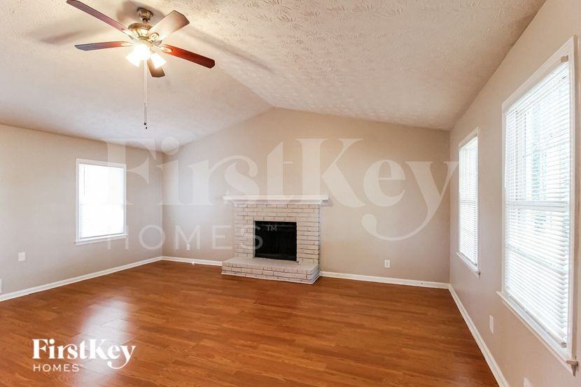 911 Providence Way - Photo 4 of 18