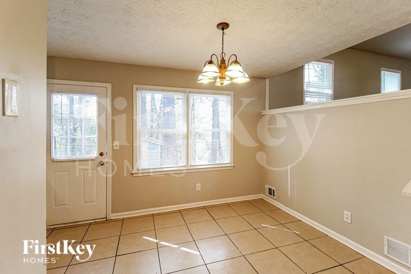 911 Providence Way - Photo 6 of 18