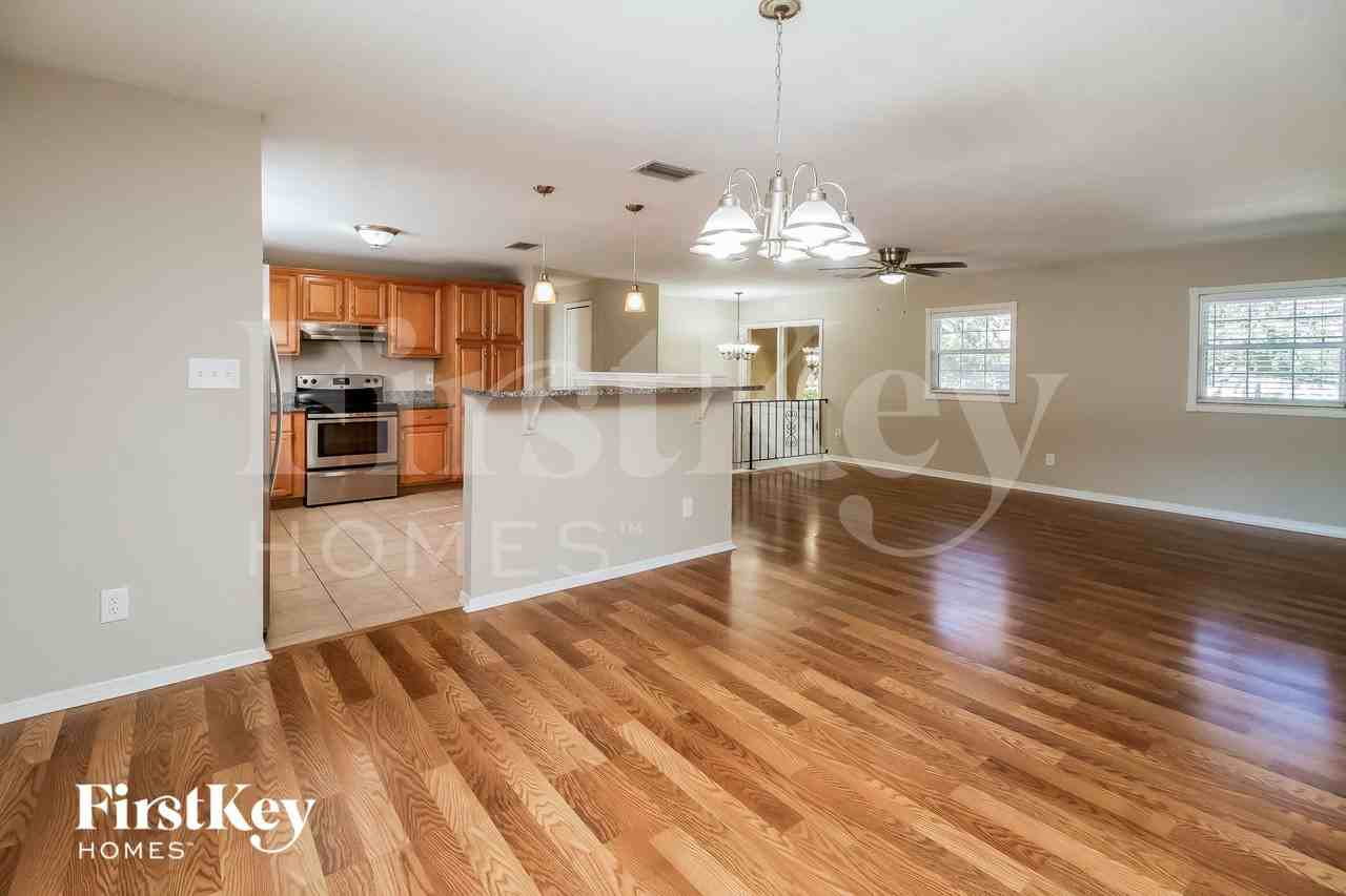 8618 Vannoy Ct - Photo 4 of 15