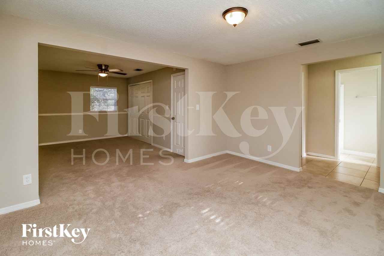 8618 Vannoy Ct - Photo 6 of 15